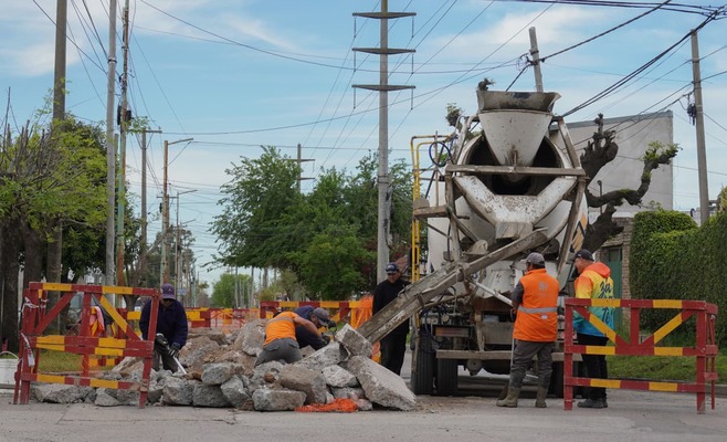 Trabajadores municipales realizan tareas de bacheo de hormigón y mantenimiento de calles en Zárate