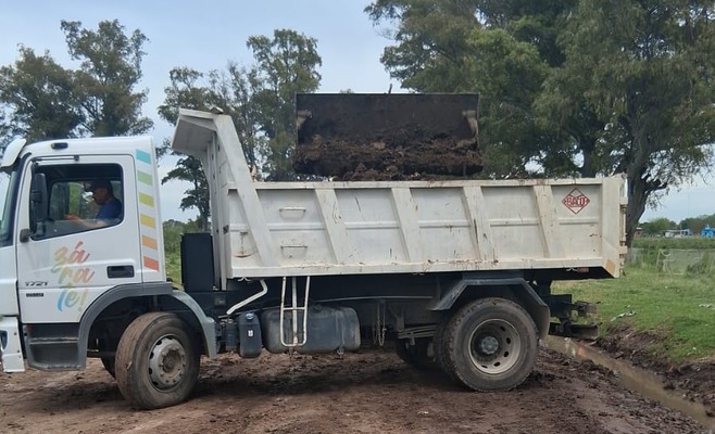 Trabajadores municipales realizan tareas de bacheo de hormigón y mantenimiento de calles en Zárate