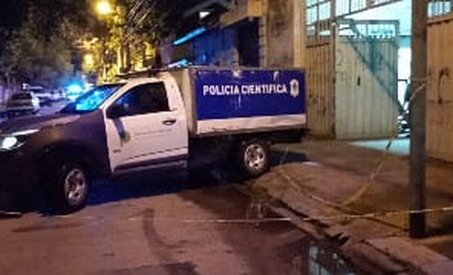 Operativo policial y judicial en General Paz al 1100 de Zárate, donde un hombre murió tras caer desde un techo