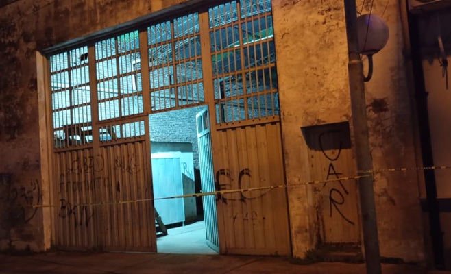 Operativo policial y judicial en General Paz al 1100 de Zárate, donde un hombre murió tras caer desde un techo