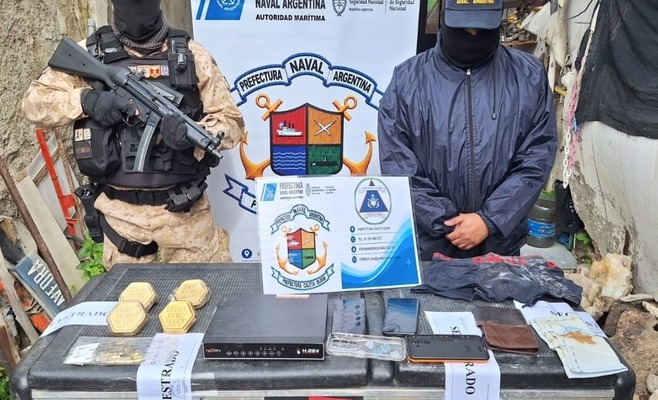 Cuatro lingotes de oro secuestrados por Prefectura Naval Argentina durante allanamientos en Caleta Olivia, Santa Cruz
