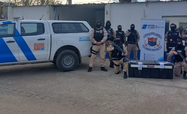 Cuatro lingotes de oro secuestrados por Prefectura Naval Argentina durante allanamientos en Caleta Olivia, Santa Cruz
