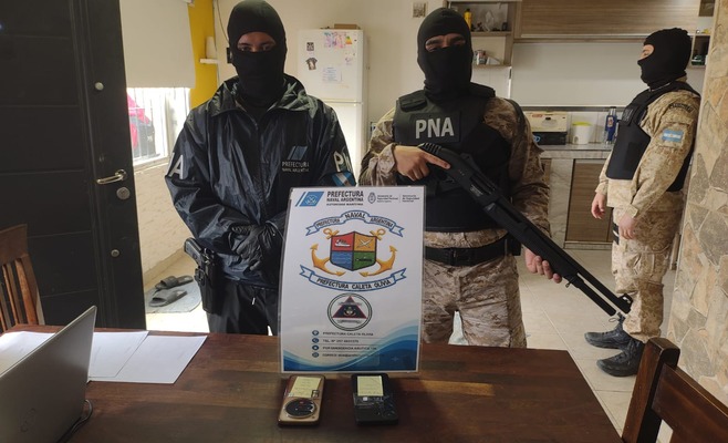 Cuatro lingotes de oro secuestrados por Prefectura Naval Argentina durante allanamientos en Caleta Olivia, Santa Cruz