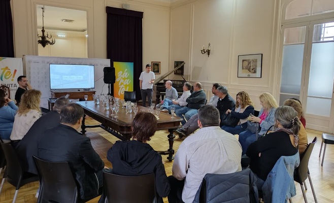 El intendente Marcelo Matzkin reunido con concejales de Zárate para coordinar medidas preventivas ante posibles inundaciones por el fenómeno El Niño