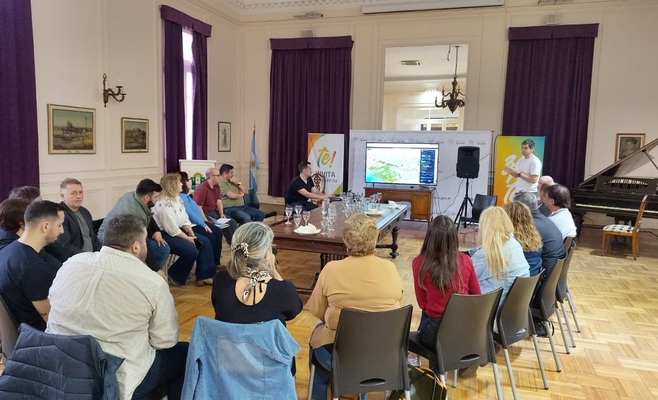 El intendente Marcelo Matzkin reunido con concejales de Zárate para coordinar medidas preventivas ante posibles inundaciones por el fenómeno El Niño