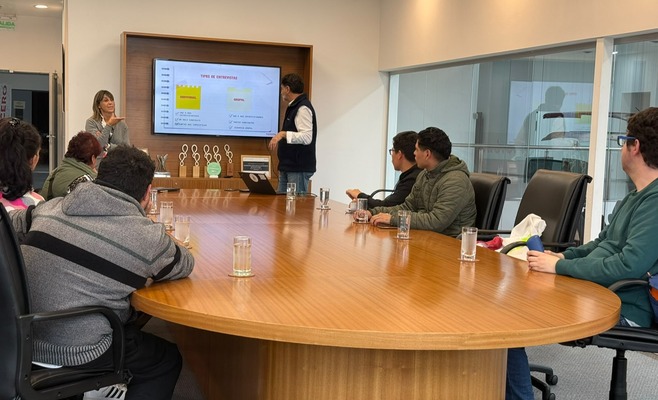Jóvenes del Taller de Formación Laboral y Autonomía de Zárate durante una capacitación en la planta de Toyota Argentina