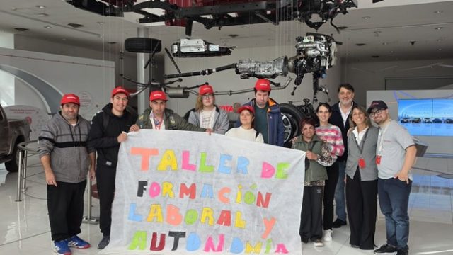 Zárate: jóvenes del Taller de Formación Laboral visitaron Toyota y recibieron una capacitación