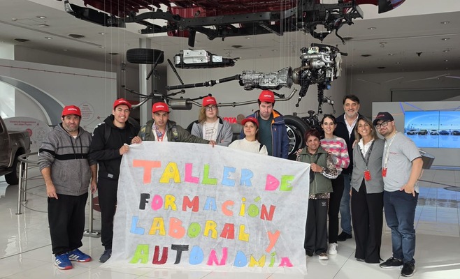 Jóvenes del Taller de Formación Laboral y Autonomía de Zárate durante una capacitación en la planta de Toyota Argentina
