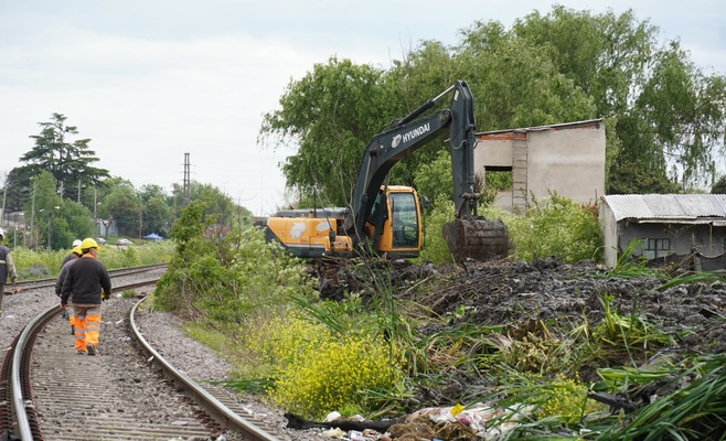 Trabajos de limpieza y rectificación de zanjas junto a las vías del ferrocarril en Zárate realizados por el Municipio y Trenes Argentinos