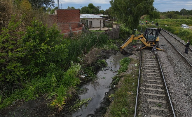 Trabajos de limpieza y rectificación de zanjas junto a las vías del ferrocarril en Zárate realizados por el Municipio y Trenes Argentinos