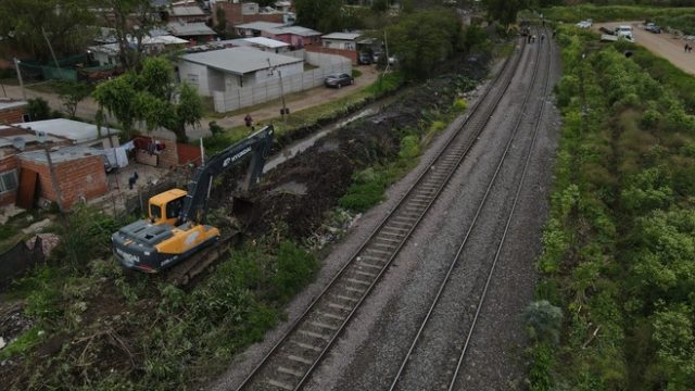 Zárate: realizan limpieza de zanjas junto a las vías del tren