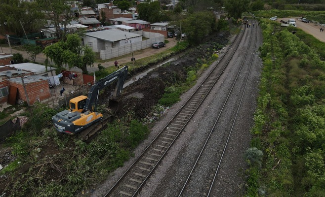 Zárate: realizan limpieza de zanjas junto a las vías del tren