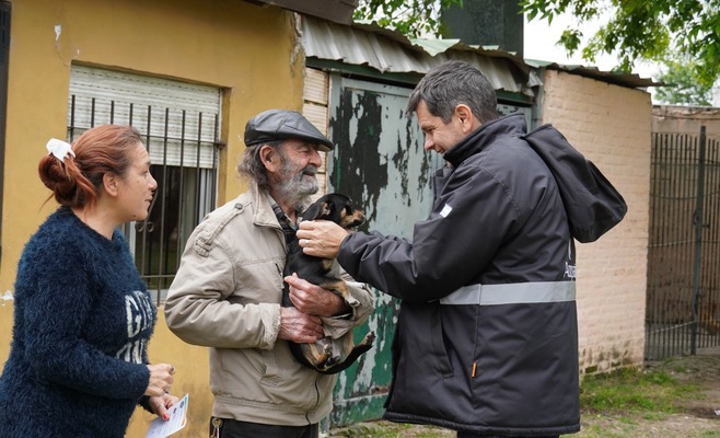 Marcelo Matzkin y Sergio Agostinelli recorren el barrio Juana María de Zárate donde comenzarán las obras de asfaltado